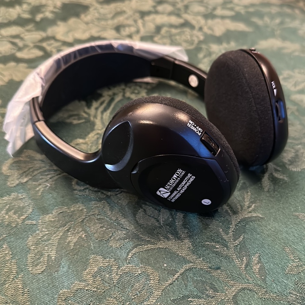 Audiovox 2 channel automotive wireless infrared, headphones black